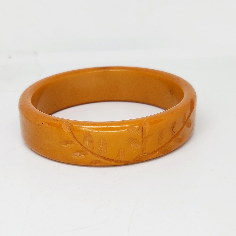 Vintage butterscotch cream carved floral flower leaf bakelite bangle bracelet